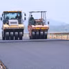 Nhà thầu thi công thảm bê tông nhựa nền đường một Dự án đường bộ cao tốc Bắc-Nam phía Đông. (Ảnh: Việt Hùng/Vietnam+)