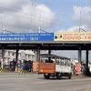 Các phương tiện lưu thông thông suốt qua trạm thu phí T1, trên Quốc lộ 51 khi tạm dừng thu phí. (Ảnh: TTXVN phát)