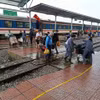 Ngành Đường sắt đã phải chuyển tải hành khách do ảnh hưởng của cơn bão số 13. (Ảnh: PV/Vietnam+)