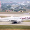 Máy bay của Hãng hàng không Qatar Airways tại Sân bay quốc tế Nội Bài. (Ảnh: Phan Công/Vietnam+)