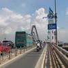 Hệ thống biển báo khoảng cách an toàn cho phương tiện đi lại trên cầu Nhật Tân. (Ảnh: PV/Vietnam+)