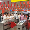 Hành khách qua cổng soát vé tuyến đường sắt đô thị Cát Linh-Hà Đông. (Ảnh: PV/Vietnam+)