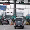 Phương tiện lưu thông qua một trạm thu phí BOT. (Ảnh: Việt Hùng/Vietnam+)
