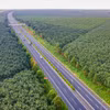 Phương tiện lưu thông trên một tuyến đường cao tốc được đưa vào vận hành và khai thác. (Ảnh: PV/Vietnam+)