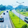 Phương tiện lưu thông trên một đoạn tuyến đường cao tốc. (Ảnh: PV/Vietnam+)
