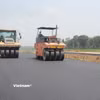 Nhà thầu thi công thảm bê tông nhựa nền đường một Dự án thành phần cao tốc Bắc - Nam phía Đông. (Ảnh: Việt Hùng/Vietnam+)