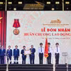 Phó Thủ tướng Thường trực Chính phủ Phạm Gia Túc trao Huân chương Lao động hạng Ba cho Tập đoàn Đường sắt Quốc gia Việt Nam. (Ảnh: Việt Hùng/Vietnam+)