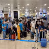 Hành khách làm thủ tục chuyến bay tại Cảng hàng không Quốc tế Nội Bài. (Ảnh: Việt Hùng/Vietnam+)