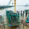 Dự án cầu Trần Hưng Đạo đang được chủ đầu tư và nhà thầu đẩy nhanh tiến độ thi công. (Ảnh: PV/Vietnam+)