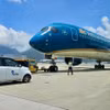 Máy bay Vietnam Airlines hạ cánh khẩn tại Hongkong cấp cứu hành khách gặp vấn đề về sức khỏe. (Ảnh: PV/Vietnam+)