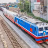 Đoàn tàu Hoa Phượng đỏ chạy tuyến Hà Nội-Hải Phòng của Tập đoàn Đường sắt Quốc gia Việt Nam. (Ảnh: PV/Vietnam+)