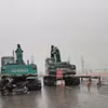 Lực lượng chức năng cấm đường và có các biển cảnh báo phương tiện không được lưu thông qua đoạn đường bị ngập, sạt lở. (Ảnh: PV/Vietnam+)