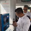 Lãnh đạo Sở Xây dựng Hà Nội sử dụng thẻ vé liên thông đi xe buýt. (Ảnh: PV/Vietnam+)