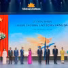 Phó Chủ tịch nước Võ Thị Ánh Xuân trao Huân chương Lao động hạng Ba cho Vietnam Airlines. (Ảnh: PV/Vietnam+)