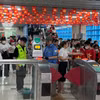 Hành khách đi tàu Cát Linh-Hà Đông. (Ảnh: PV/Vietnam+)