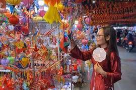 Người dân ngày càng chuộng đồ chơi Trung thu truyền thống. (Ảnh: Hoa Quế/Vietnam+)