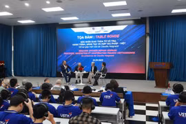 Toạ đàm có sự tham gia của các phi hành gia kỳ cựu người Pháp. (Ảnh: Minh Hiếu/Vietnam+)