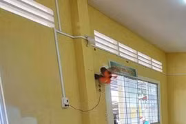 Học sinh ngày càng cao, bàn ghế vẫn “đứng yên” 20 năm? 