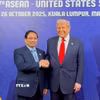 Thủ tướng Phạm Minh Chính gặp Tổng thống Hoa Kỳ Donald Trump tại Hội nghị Cấp cao ASEAN-Hoa Kỳ lần thứ 13. (Ảnh: TTXVN phát)