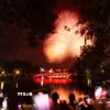 Màn pháo hoa tại khu vực Hồ Gươm. (Ảnh: Hoàng Hiếu/ TTXVN)