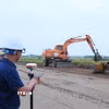 Sử dụng thiết bị định vị vệ tinh để đo đạc thực địa ngoài địa hình tại Ninh Bình. (Ảnh minh họa: Công Luật/TTXVN)