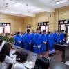 Các bị cáo trong đường dây lừa đảo qua mạng hoạt động tại Campuchia tại phiên tòa xét xử sơ thẩm. (Ảnh: Giang Phương/TTXVN)