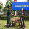 Sỹ quan trẻ 2 nước trồng cây hữu nghị thanh niên tại Đồn Biên phòng Cửa khẩu quốc tế Mộc Bài. (Ảnh: Minh Phú/TTXVN)