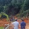Lực lượng chức năng nỗ lực giải phóng hiện trường các điểm sạt lở để thông tuyến quốc lộ 28, đoạn qua đèo Gia Bắc (xã Sơn Điền, Lâm Đồng). (Ảnh: TTXVN phát)
