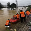 Đại tá Nguyễn Văn Hòa, Phó Tham mưu trưởng Quân khu 5, trực tiếp trao nhu yếu phẩm thiết yếu cho người dân vùng ngập lũ. (Ảnh: Đoàn Hữu Trung/TTXVN)