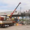 Máy móc, nhân lực thực hiện tháo dỡ trạm thu phí cầu Đồng Nai. (Ảnh: Công Phong/TTXVN)