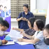 Người lao động tham gia tìm việc tại Ngày hội việc làm ở trụ sở Trung tâm Dịch vụ việc làm Thành phố Hồ Chí Minh. (Ảnh: Thanh Vũ/TTXVN)