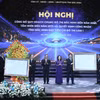 Bộ trưởng Bộ Xây dựng Trần Hồng Minh trao Quyết định phê duyệt Quy hoạch chung đô thị Bắc Ninh đến năm 2050, tầm nhìn đến năm 2075 và Quyết định công nhận tỉnh Bắc Ninh đạt tiêu chí đô thị loại I cho lãnh đạo Đảng bộ, Chính quyền và Nhân dân tỉnh Bắc Ninh. (Ảnh: Việt Hùng/TTXVN)