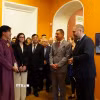 Phu nhân Ngô Phương Ly xem triển lãm. (Ảnh: Tâm Hằng/TTXVN)