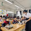 Học sinh Trường Tiểu học Chi Đông, xã Quang Minh, Hà Nội ăn bán trú. (Ảnh: Nguyễn Cúc/TTXVN)
