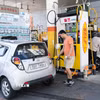 Người dân mua xăng tại một trạm xăng ở Seoul, Hàn Quốc. (Ảnh: THX/TTXVN)