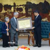 Thủ tướng Lê Minh Hưng tặng bức tranh Văn Miếu - Quốc Tử Giám cho Giáo sư Trần Thanh Vân và Giáo sư Lê Kim Ngọc. (Ảnh: Dương Giang/TTXVN)
