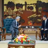 Thủ tướng Lê Minh Hưng tiếp Giáo sư Trần Thanh Vân và Giáo sư Lê Kim Ngọc.(Ảnh: Dương Giang/TTXVN)