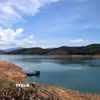 Mực nước ở lòng hồ thủy điện Sông Tranh 2 giảm mạnh do thiếu hụt lượng nước từ các sông, suối từ thượng nguồn đổ về. (Ảnh: Đỗ Trưởng/TTXVN)