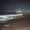 Lực lượng chức năng nỗ lực tìm kiếm nạn nhân bị sóng cuốn mất tích trên bãi biển phường Tuy Hòa. (Ảnh: Tường Quân/TTXVN)