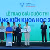 Bộ trưởng Bộ Khoa học và Công nghệ Vũ Hải Quân trao giải Nhất - Giải cuộc thi "Sáng kiến Khoa học năm 2026". (Ảnh: Hoàng Hiếu/TTXVN)