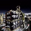 Quân nhân Ukraine bốc dỡ tên lửa chống tăng Javelin trong gói viện trợ vũ khí của Mỹ tại sân bay quốc tế Boryspil, ngoại ô Kiev. (Ảnh: REUTERS/TTXVN)