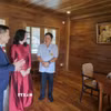 Thứ trưởng Ngoại giao Lê Thị Thu Hằng thăm Khu Di tích Chủ tịch Hồ Chí Minh tỉnh Udon Thani, Đông Bắc Thái Lan. (Ảnh: TTXVN phát)