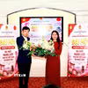 Tổng Lãnh sự Việt Nam tại Osaka Nguyễn Trường Sơn tặng hoa chúc mừng thành công của Đại hội. (Ảnh: Bùi Hà/TTXVN)