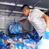 Xếp hàng cứu trợ lên xe tải để chở vào cứu trợ người dân vùng lũ Gia Lai. (Ảnh: Lê Phước Ngọc/TTXVN)