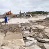 Bờ kè sông Ba đoạn qua xã Tây Hòa bị dòng nước lũ cuốn trôi, gây hư hại một số đoạn. (Ảnh: Tường Quân/TTXVN)