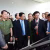 Thủ tướng Phạm Minh Chính tham quan gian hàng trưng bày sản phẩm công nghệ. (Ảnh: Dương Giang/TTXVN)