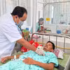 Các y, bác sỹ của Bệnh viện Đa khoa Trung tâm Gia Lai tích cực theo dõi, điều trị các ca bệnh ngộ độc sau khi ăn bánh mỳ. (Ảnh: Quang Thái/TTXVN)