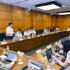 Đoàn đại biểu các tỉnh Gia Lai và Hưng Yên thảo luận ở tổ. (Ảnh: Doãn Tấn/TTXVN)