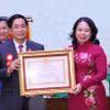 Phó Chủ tịch nước Võ Thị Ánh Xuân trao Huân chương Lao động hạng Nhì cho Phó Giáo sư, Tiến sỹ, bác sỹ Nguyễn Hoàng Bắc, Giám đốc Bệnh viện Đại học Y dược Thành phố Hồ Chí Minh. (Ảnh: Đinh Hằng/TTXVN)