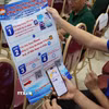 Người dân phường Hai Bà Trưng thực hiện đóng góp ý kiến về điều chỉnh Quy hoạch phân khu đô thị sông Hồng trên nền tảng số. (Ảnh: Hùng Mạnh/TTXVN.)